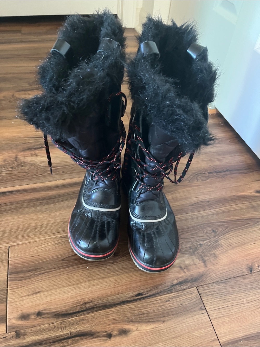 Sorel Women's Black Winter Fur-Trim Lace-Up Boots with Red Accent size US 10
